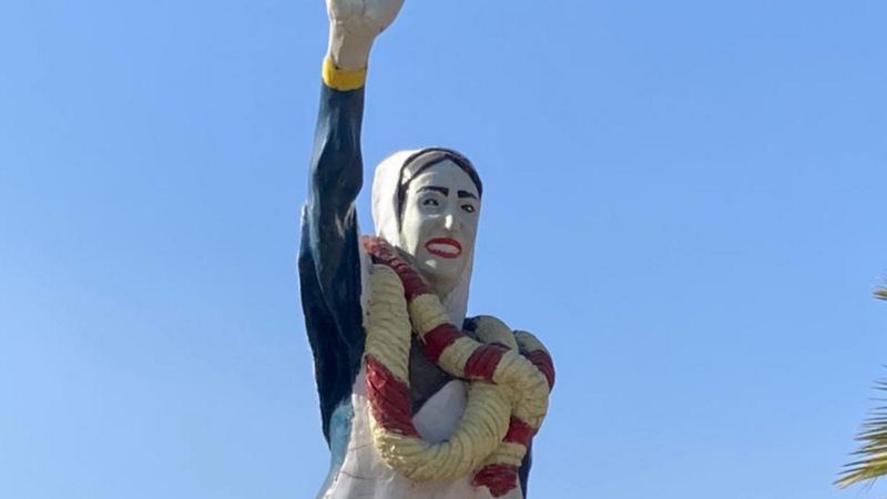 Benazir statue
